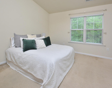 100 Stratford Lakes Drive - Photo Thumbnail 10