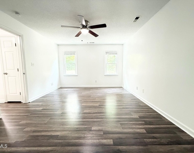 401 Holly Berry Lane - Photo Thumbnail 14