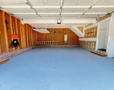 401 Holly Berry Lane - Photo Thumbnail 32