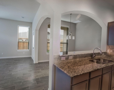 113 Lakeview Ct - Photo Thumbnail 4