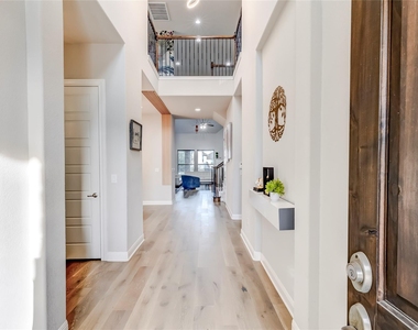 726 Kingston Pl - Photo Thumbnail 4