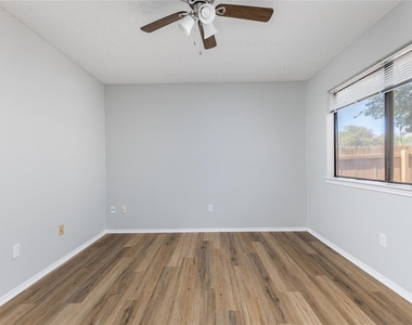 1803 Heatherglen Ln - Photo Thumbnail 23