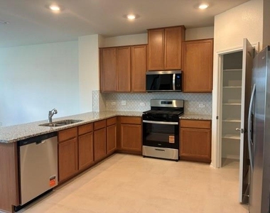 4040 Terracina Dr - Photo Thumbnail 6