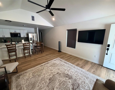1107 Neches St - Photo Thumbnail 2
