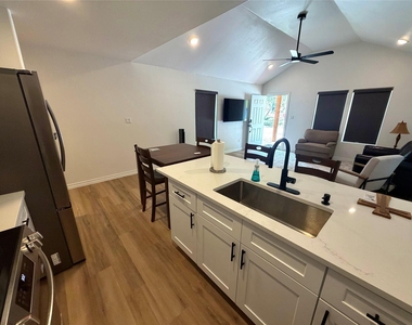1107 Neches St - Photo Thumbnail 6