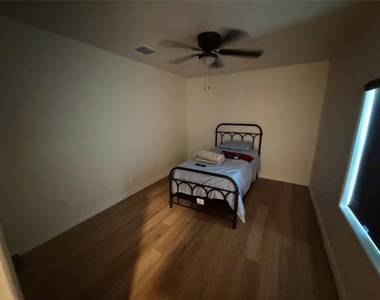 1107 Neches St - Photo Thumbnail 13