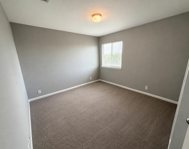 220 Adriana Ln - Photo Thumbnail 7