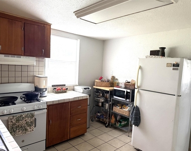 621 S Commerce St - Photo Thumbnail 4