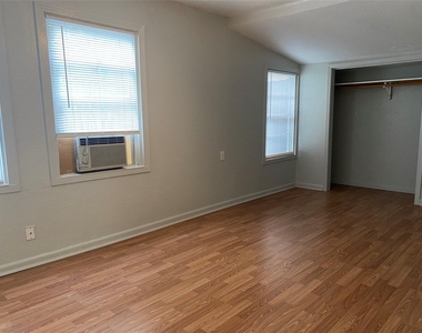 621 S Commerce St - Photo Thumbnail 4