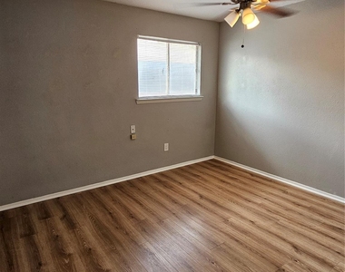 1320 Southport Dr - Photo Thumbnail 3