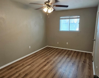 1320 Southport Dr - Photo Thumbnail 4