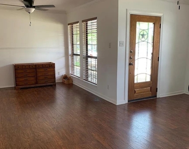 5702 Fairlane Dr - Photo Thumbnail 8