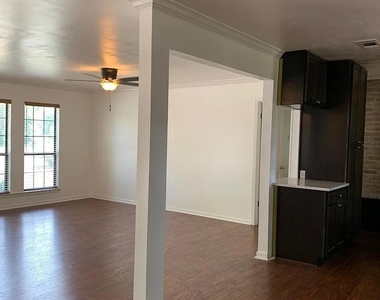 5702 Fairlane Dr - Photo Thumbnail 6