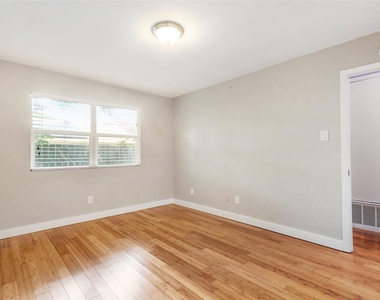 2402 Berkeley Ave - Photo Thumbnail 17
