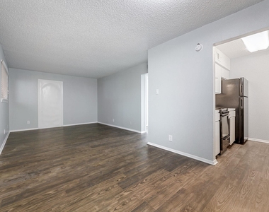 406 E 30 St - Photo Thumbnail 4