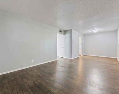406 E 30 St - Photo Thumbnail 2