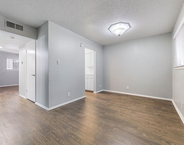 406 E 30 St - Photo Thumbnail 3