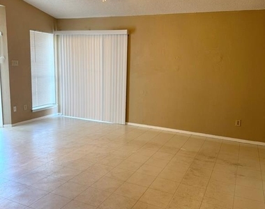 811 Lexington Rd - Photo Thumbnail 2