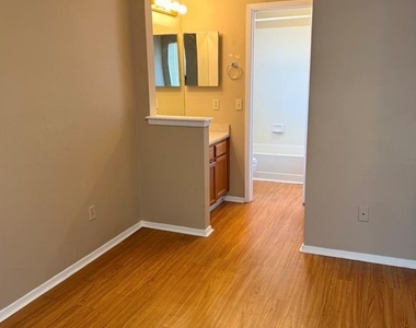 811 Lexington Rd - Photo Thumbnail 9