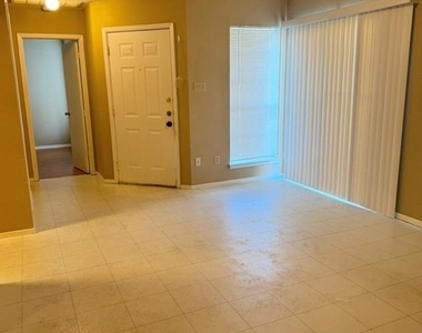 811 Lexington Rd - Photo Thumbnail 4