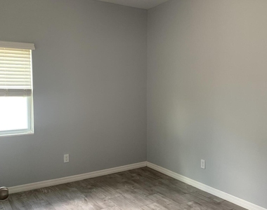 1710 Rowe Avenue - Photo Thumbnail 16