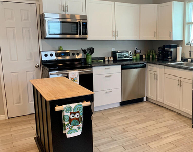 1710 Rowe Avenue - Photo Thumbnail 8