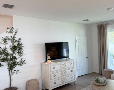 8326 Zenith Circle - Photo Thumbnail 3