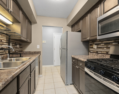2214 Country Club Drive - Photo Thumbnail 4