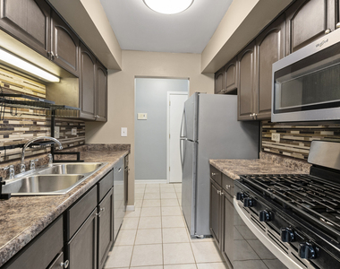 2214 Country Club Drive - Photo Thumbnail 2