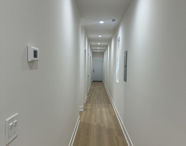 3723 S Lake Park Avenue - Photo Thumbnail 8