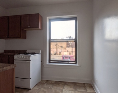 2651 N Spaulding Avenue - Photo Thumbnail 3