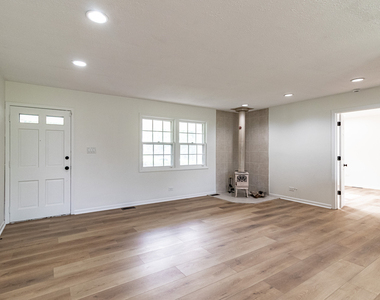 1075 Aspen Drive - Photo Thumbnail 2