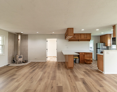 1075 Aspen Drive - Photo Thumbnail 3