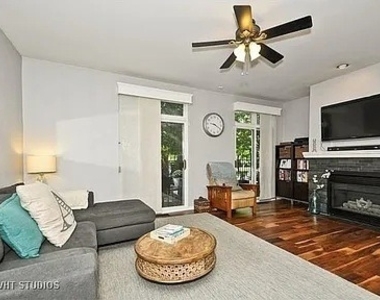 1521 S Indiana Avenue - Photo Thumbnail 2