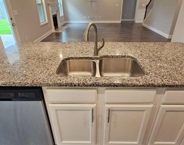 352 Newshaw Drive - Photo Thumbnail 16