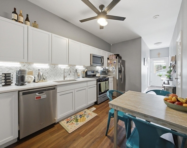 437 W 44th Place - Photo Thumbnail 10