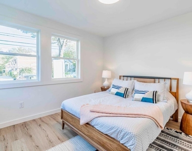 1015 Greenwood Avenue Ne - Photo Thumbnail 12