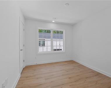 237 Howard Street Ne - Photo Thumbnail 13