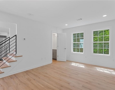 237 Howard Street Ne - Photo Thumbnail 2