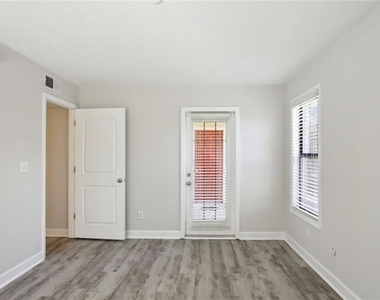 100 Pinhurst Drive - Photo Thumbnail 7