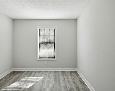 100 Pinhurst Drive - Photo Thumbnail 8
