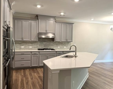 1468 Edgebrook Court Ne - Photo Thumbnail 2