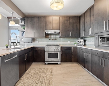 530 N Lake Shore Drive - Photo Thumbnail 3