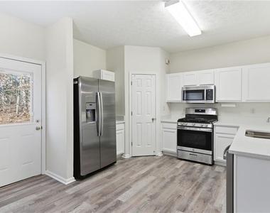 2913 Greyhawk Lane - Photo Thumbnail 17