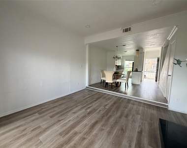 7700 Creekbend Drive - Photo Thumbnail 8