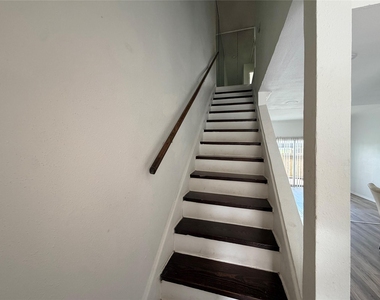 7700 Creekbend Drive - Photo Thumbnail 15