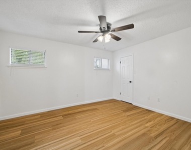 1600 Hazelwood - Photo Thumbnail 10