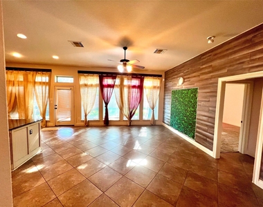 2801 Field Hollow Drive - Photo Thumbnail 11