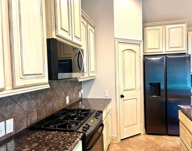 2801 Field Hollow Drive - Photo Thumbnail 8