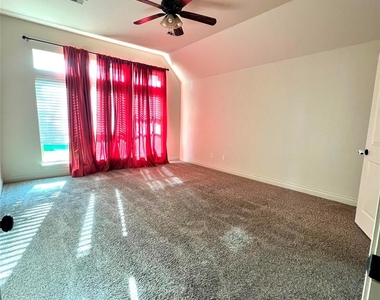 2801 Field Hollow Drive - Photo Thumbnail 14